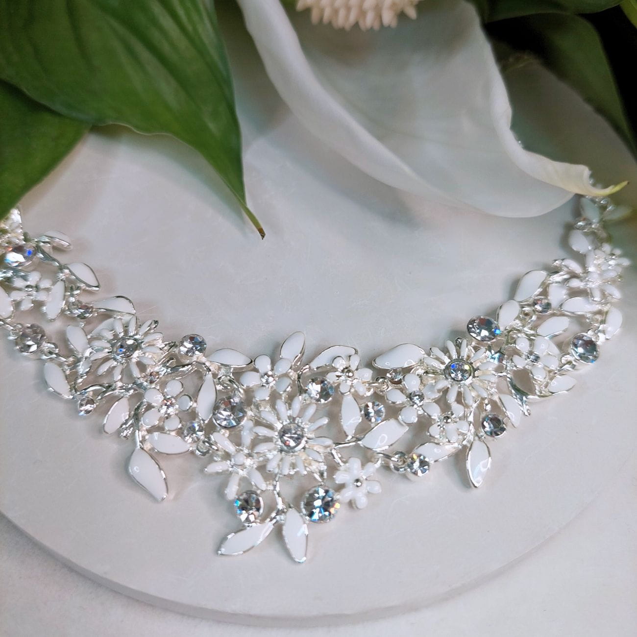 Kolia kwiatuszki z kryształkami z kolekcji Wedding Dream (C8157AG/BIEL)